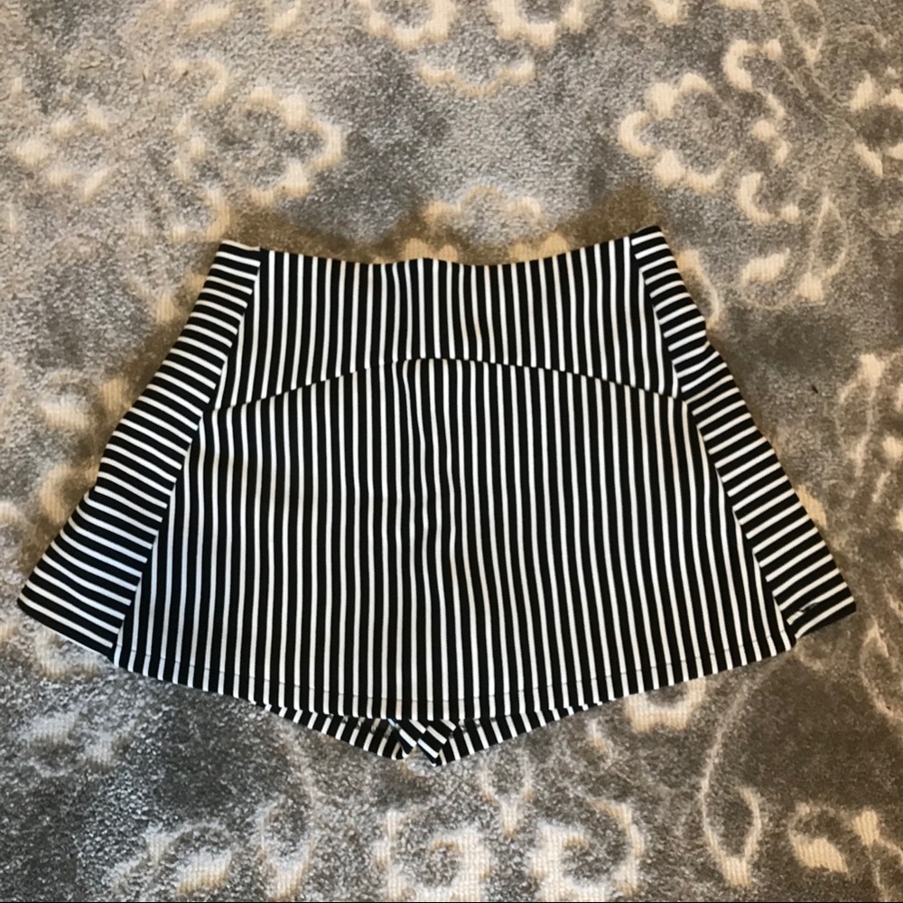 AMERICAN EAGLE Black and White Striped Skort